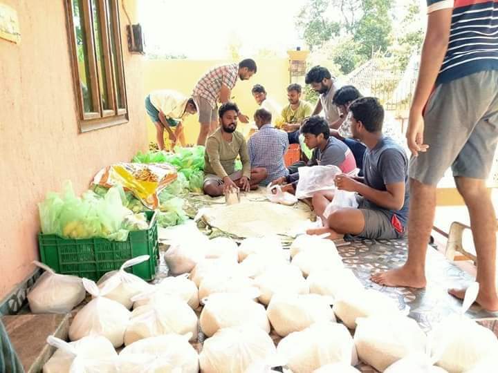 West godavari kaikaram village 150 కేజీలు బియ్యం మరియు 35 గెలలు అరటి పండ్లు* లాక్ డౌన సమయంలో్ఉపాధి కోల్పోయిన టువంటి నిరుపేదలకు, వృద్ధులకు వికలాంగులకు,నిస్సహాయులు కు మా వంతు చిన్న సహాయం చేయడం జరిగినది. #Pawankalyan  #JanaSenaParty  #Lockdownindia  #coronavirus