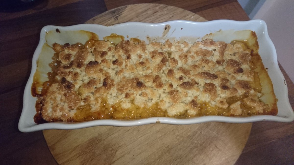 Crumble aux pommesÉpluche, coupe en dés 4 pommes. Fais-les revenir dans 1 peu de margarine + 1 verre de jus d'orange + 1 càs de fleur d'oranger + 2 càs de sucre roux. Met dans un plat. 