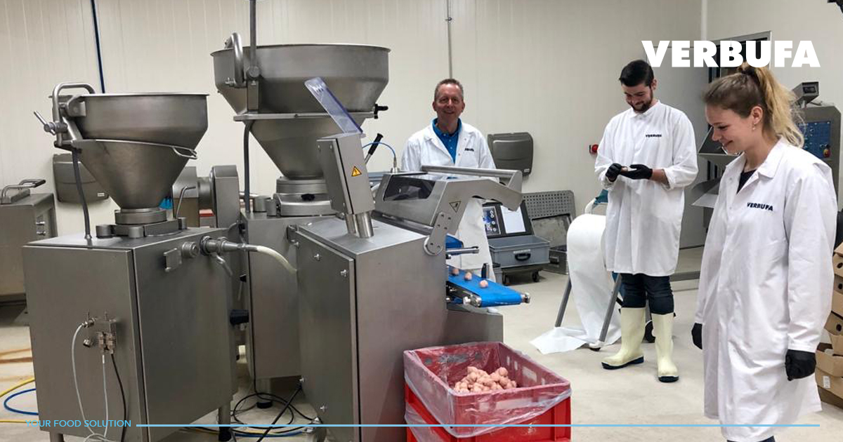 Verbufa's tweet photo. Met de nodige 'sociale afstand' doet ons team een laatste test in ons foodLAB met kipsnacks gevuld met kruidenboter, alvorens de machine bij de klant af te leveren.
#foodlab #snacks #dreamteam #socialdistance #verbufa #handtmann https://t.co/Wc4L1L2lNv