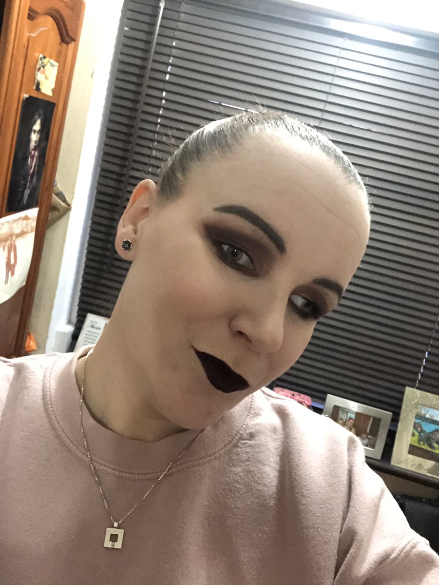 Ndburt's tweet photo. Although I am loving not needing to put makeup on everyday. I miss creating looks like this on a daily basis π #MakeupAddict #freshface #fullymadeup #darklips #iwearmakeupforme β€οΈππ https://t.co/MCEdMyBeTb