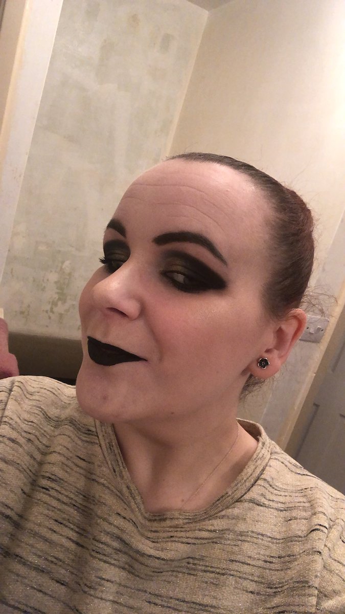 Ndburt's tweet photo. Although I am loving not needing to put makeup on everyday. I miss creating looks like this on a daily basis π #MakeupAddict #freshface #fullymadeup #darklips #iwearmakeupforme β€οΈππ https://t.co/MCEdMyBeTb