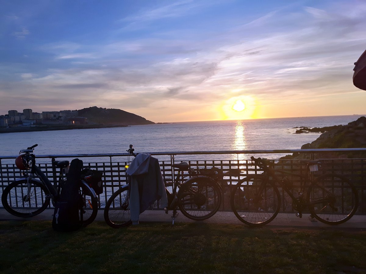davorpa's tweet photo. Cada día, una foto de bicis para que seamos más quienes la usemos en nuestros día a día #30DEB #30DíasEnBici #cyclingLife
La bici también sirve para encontrarnos entre amig@s cada semana y pasárnoslo bien por los bares #Coruña
Cada jueves, #biciviños #bicipicnic Ya falta menos! https://t.co/ARRGBhuleu