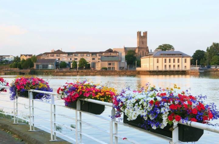 GeorgeBoutique1's tweet photo. As you cannot visit Limerick we will bring Limerick to you. Here are a few of our favourite photos of the City and County to browse with over your coffee. #whenwetravelagain #LimerickEdgeEmbrace #VirtualEmbrace #limerick #ireland #georgelimerick https://t.co/14kwLR1o6z