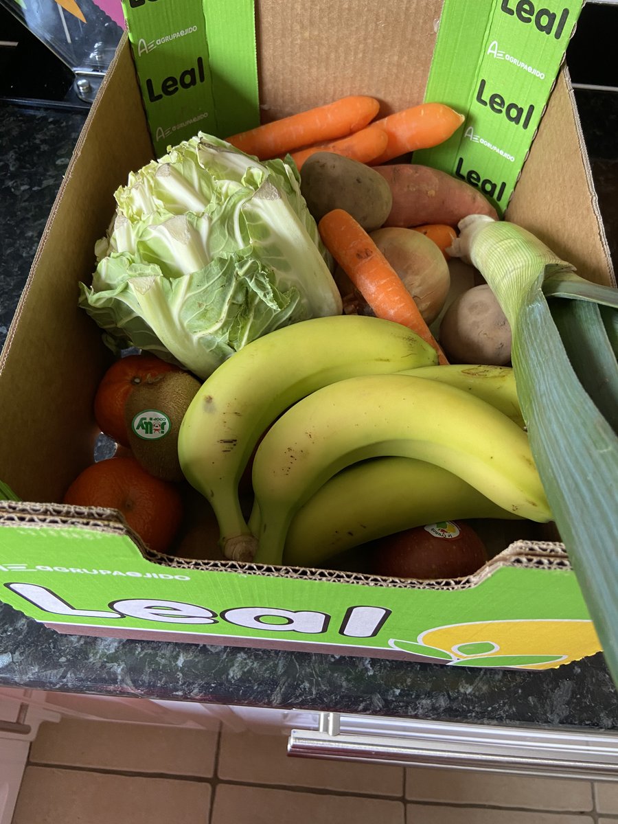 WendyHJones's tweet photo. Veg and fruit box delivery. It’s a bit like an episode of Ready, Steady, Cook - veggie style #lockdowncooking #inventivecooking https://t.co/u7JGBjHHEH