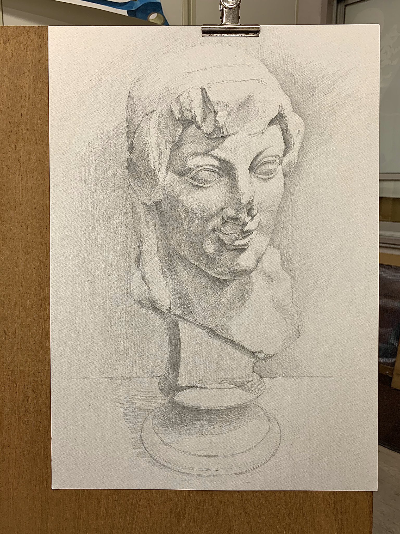 美学館デッサンスクール 公式 モチーフ延長 ４月講座 卓上ミニ石膏 トトロの森 アイドル活動 は５月講座まで延長となります 石膏アルカイックを鈴木先生がデッサン中です 鉛筆の色味がとってもキレイですが この段階では画面を擦ってい