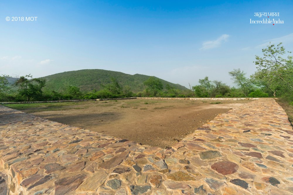 Image of a excavated building at Rajgir called ' Bimbisara Jail'.While excavating this place in the 19th century, Archeologists found skeleton of a man in fetters inside this compound. Hence called 'Bimbisara Jail', after the legend.