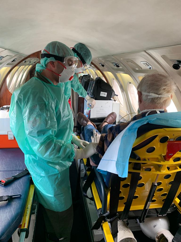fap_pt's tweet photo. A Esquadra 504 - "Linces" realizou ontem o transporte de dois doentes da ilha do Faial e da Terceira para Lisboa.
A acompanhar os pacientes, a bordo do Falcon 50, esteve uma equipa médica do Núcleo de Evacuações Aeromédicas da Força Aérea.
#forçaaéreaportuguesa #prtaf #airforce https://t.co/42CUgrEhCQ