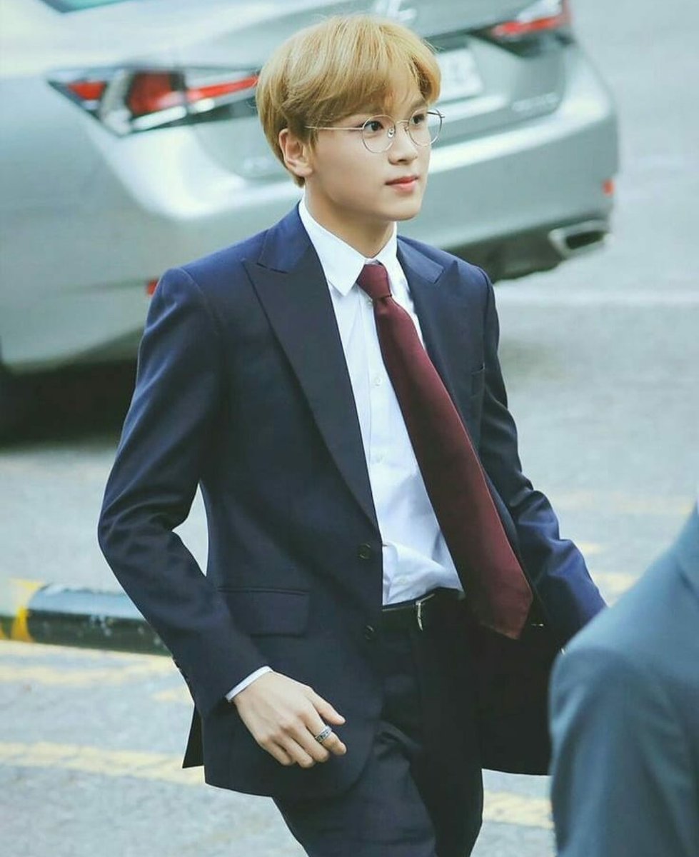 Haechan - trumpetloUD. Plays beautiful beautiful soft melodies. Always has melody. Steals the melody. Outshines all other instruments. jAZzY.