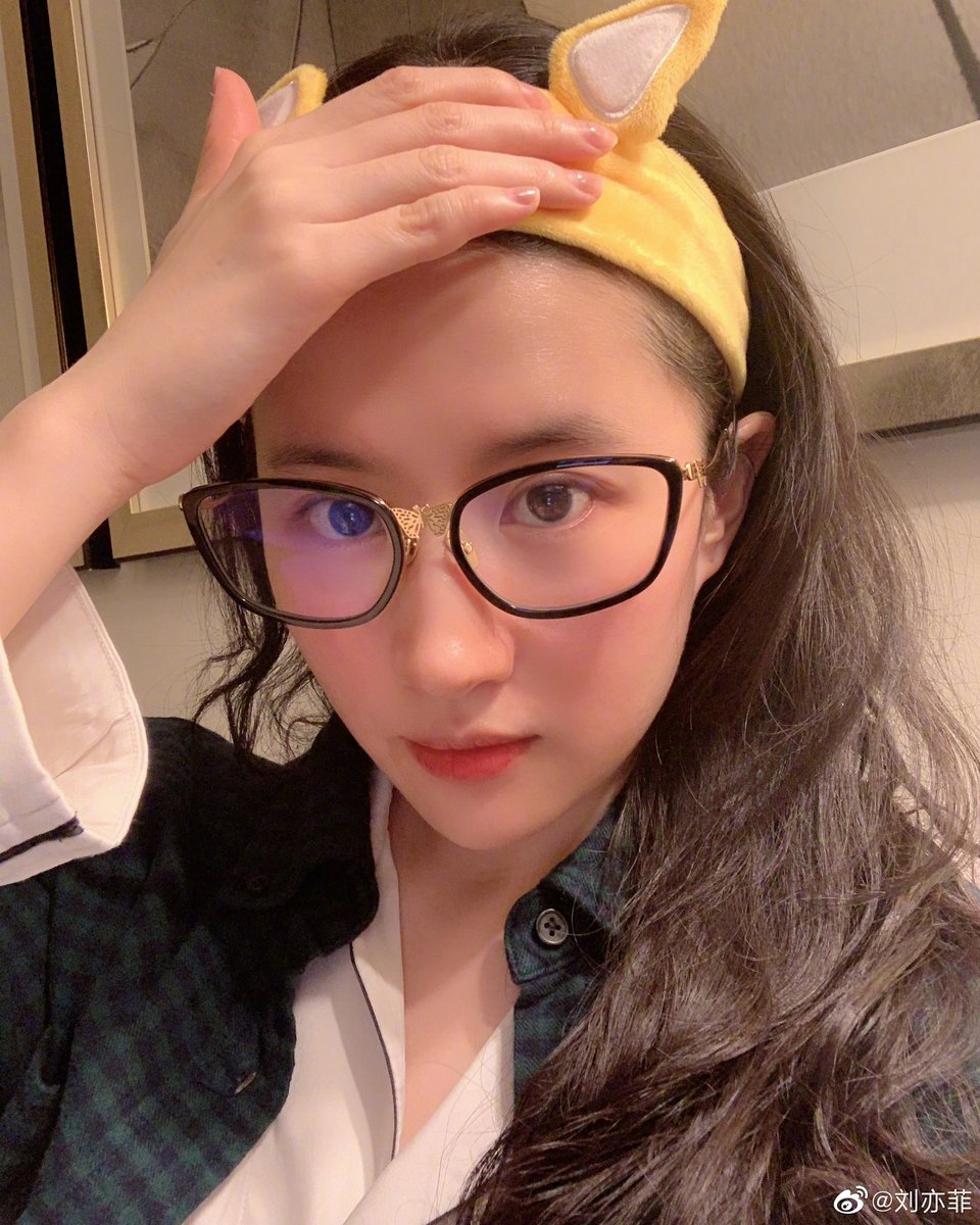 671Violet's tweet photo. she's so cute!!! wanna see mulan!!!!Quarantine time is so boring but it's necessary. hope everyone stay healthy and safe! #mulan #liuyifei #supportmulan #花木兰 #花木蘭 #standbycc #supportliuyifei #crystalliu #유역비 #劉亦菲 #刘亦菲 https://t.co/Ye0pVjMXFw