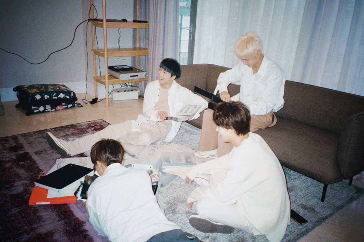 yg_winnercity's tweet image. [📸BEHIND PHOTO📸] 자켓사진 촬영하던 날✨
#Wemember_Remember #WINNER #위너 #3rdFullAlbum #Remember #BehindPhoto #AlbumRelease #20200409_6pm #WINNERCITY #YG