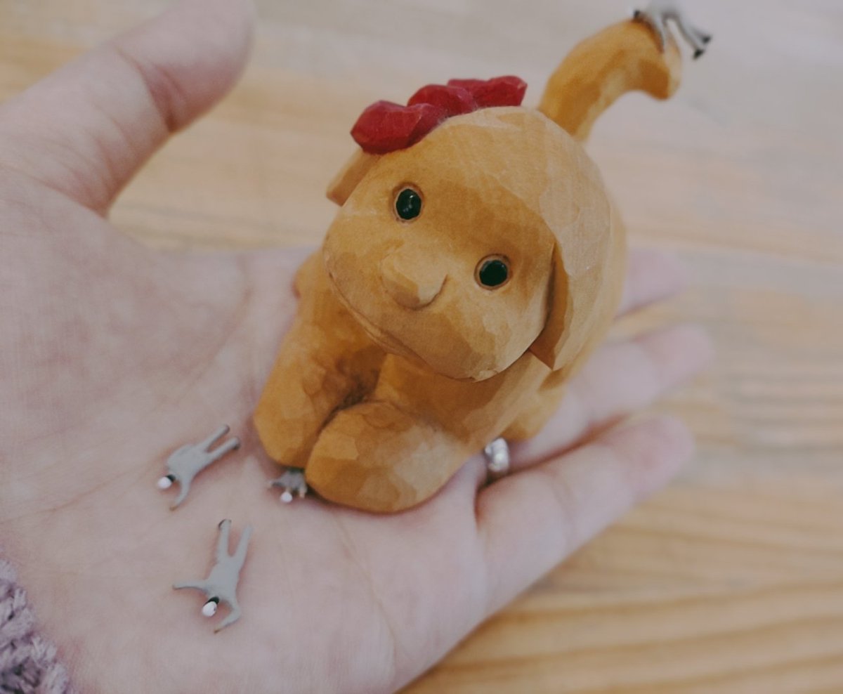 Fine Craft ファインクラフト ふぅ 子犬と遊ぶのも一苦労だぜぇ 手のひらで行われる 攻防戦 決着いまだつかず むしろ遊ばれてるのは どっちだ しっぽで振り回されてる彼は ちょっと待って エガちゃん 風 木工品 木の工房 るか 小樽