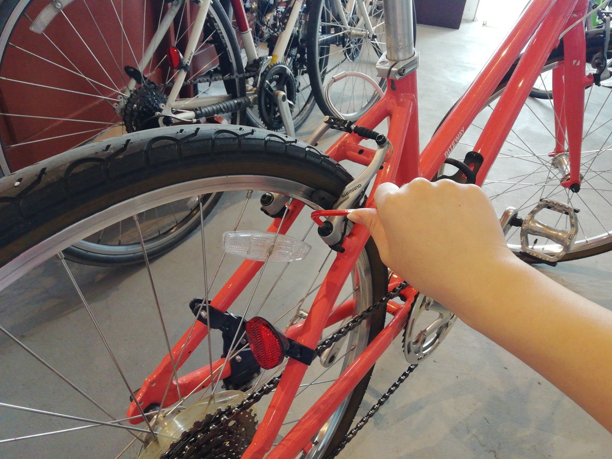 hubcycle_18's tweet image. ハブサイクルのレンタサイクルは全店舗、点検した自転車を貸し出しています♪
写真は、ネジの緩みがないかどうかのチェック中☆

#HUBCYCLE
#名護レンタサイクル
#沖縄レンタサイクル