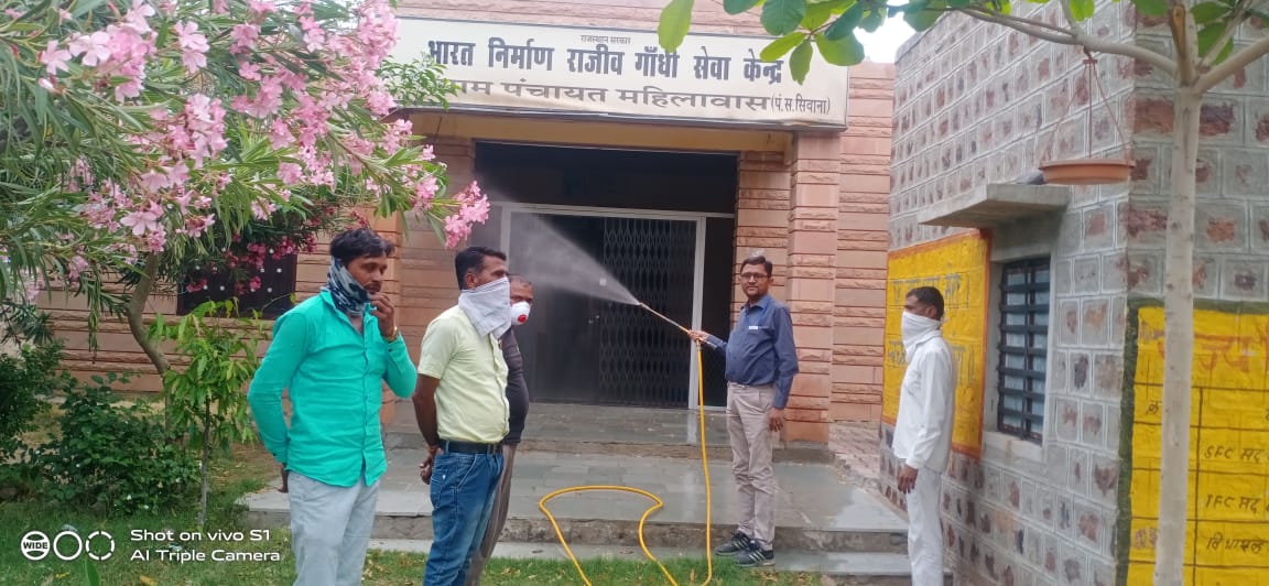BhagawanaRam_'s tweet photo. आज #मायलावास ग्राम पंचायत द्वारा सेनेटाइजिंग का छिड़काव किया जा रहा है

गाँव मे कोरोना वायरस से संक्रमण के फैलाव को रोकने के लिये उठाये जा रहे कदमों के तहत गांव के प्रमुख मार्ग, बंद दुकानों/ मार्ग,मोहल्ले,पर सेनेटाइजिंग दवाई छिडकने का काम शुरू किया गया।
#राजस्थान_सतर्क_है https://t.co/GXSNYOlhrY