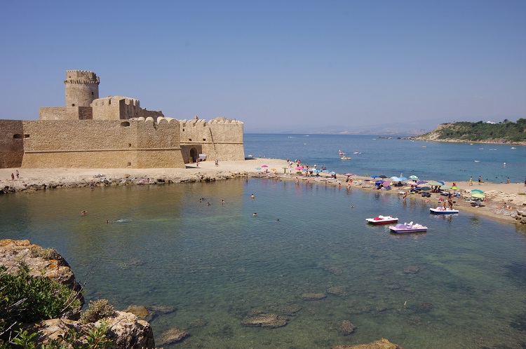 CiaoNico's tweet photo. #Kalabrien: In der Nähe von #Crotone bezaubert #Le #Castella mit einem alten #Kastell und dem kristallklaren Wasser des marinen #Reservats von #Capo #Rizzuto. https://t.co/3B1JbETczK @info_sono @Visit_Calabria_ https://t.co/mX0apomtr6