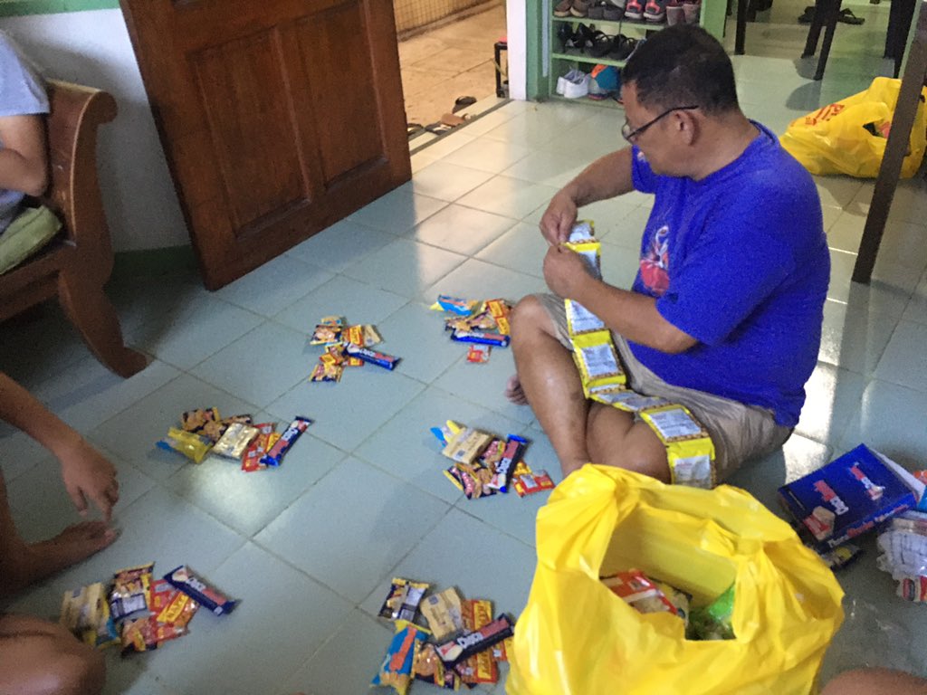 thoughtsofia's tweet photo. Ops d to pamigay sa bahay lng 😂
At dahil mabilis maubos yung grocery kpag nka lagay lng sa cabinet, mabuti ng mag kanya2 😂
Tatay being practical dividing the grocery to each one of us 😂 bahala kana kapag d ka marunong mag tipid ng pagkain mo 😂. #onlyinthephilippines https://t.co/1FmbRQr9IC