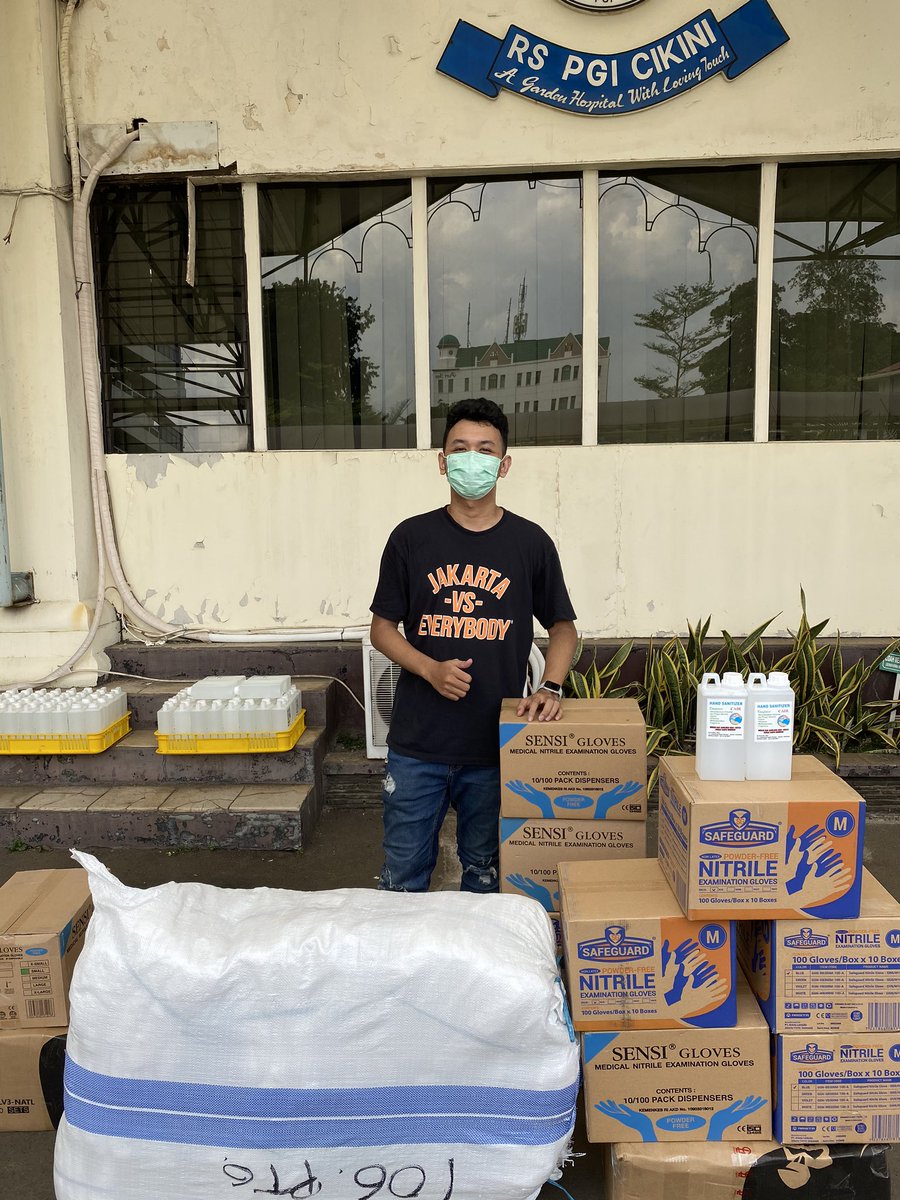 masenndi's tweet photo. Semoga bermanfaat penyerahan 100 APD , 100 LITER HS , Dan Lain lain   #rumahsakitcikini #rscikini #lawancorona #corona #dirumahaja #rfreturn https://t.co/aDyQFt5jnT