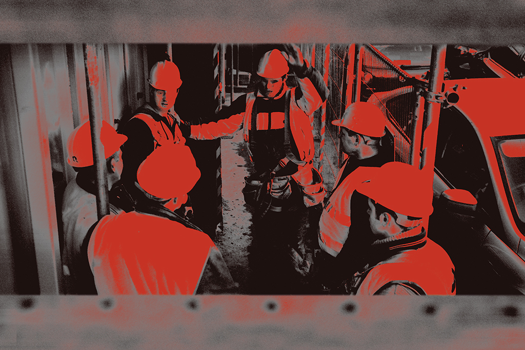 CNplus's tweet photo. Onsite coronavirus cases ‘kept secret’, scared workers told to ‘f**k off’ https://t.co/mqCNzaI8r2 https://t.co/aWoIIJ6xS0