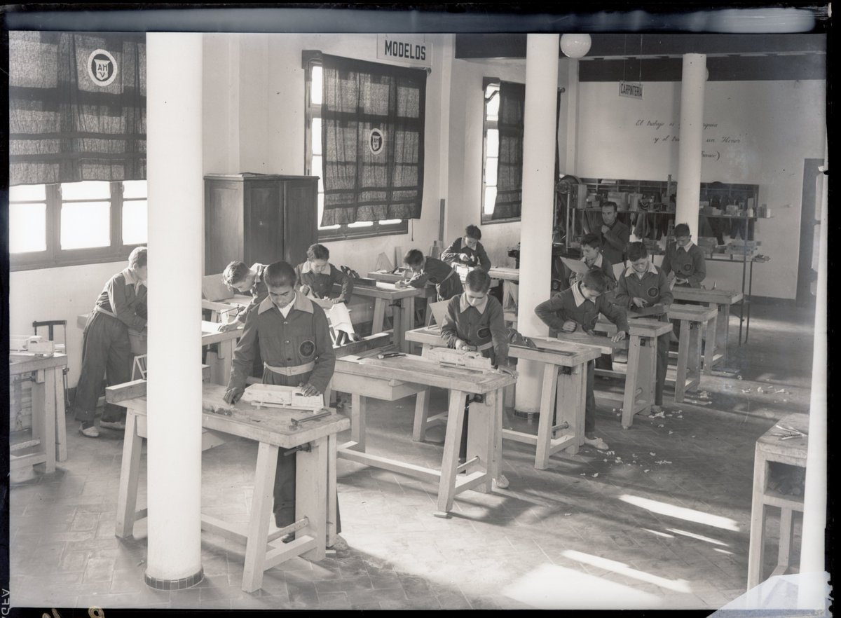 fcvportdesagunt's tweet photo. Sección de modelos de la Escuela de Aprendices. Archivo fotográfico FCV Patrimoni Industrial i Memòria Obrera de Port de Sagunt.
#patrimonioindustrial #industrialheritage #ciudadfactoría #companytown #memoriaobrera #workersmemory #fotografía #photography #CulturaEnCasa https://t.co/Jjn6JjrjEy