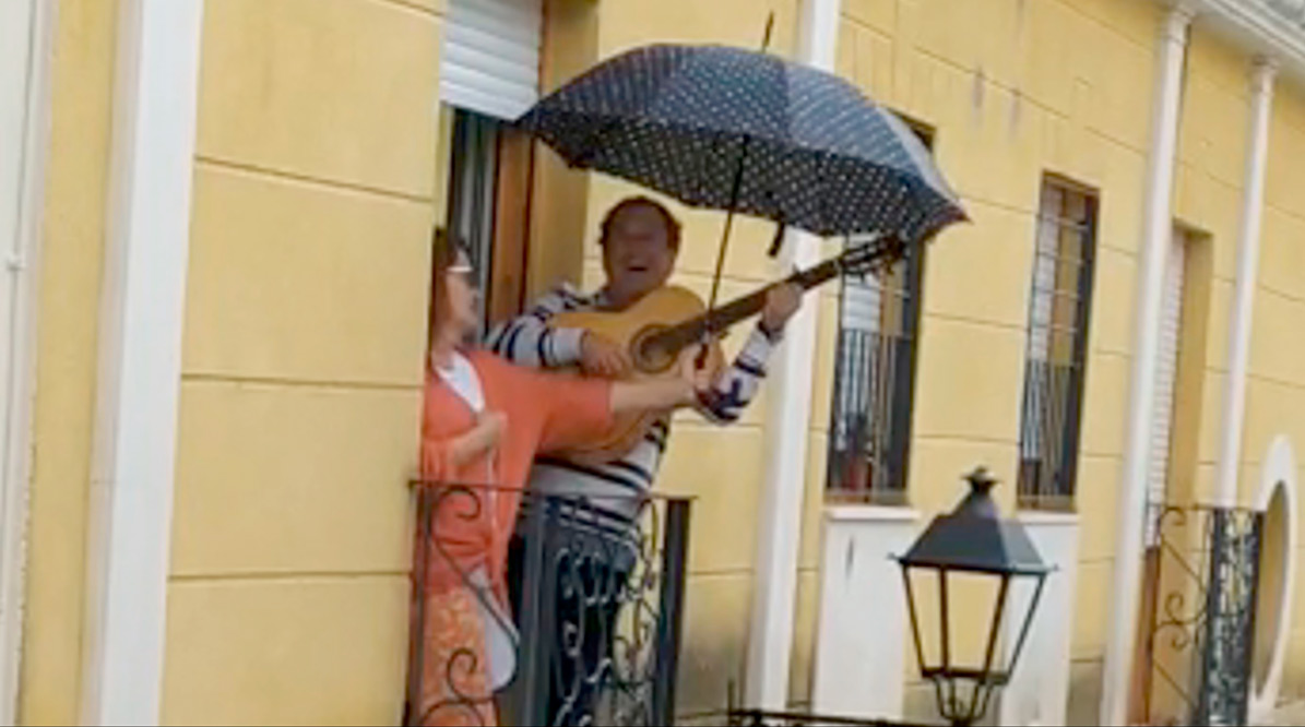 UTRERAWeb's tweet photo. David Gutiérrez convierte en viral un video cantando bajo la lluvia del cielo de Utrera a la primavera y a la esperanza (con video): UTRERAWeb. Noticias de Utrera https://t.co/YAFTWervRT https://t.co/IUqo4wM9q2