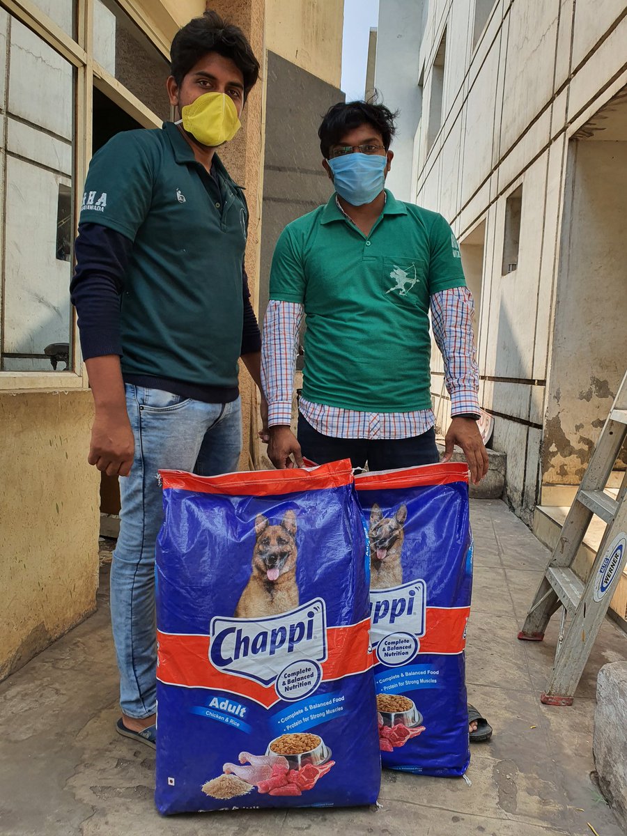 rashmigautam27's tweet photo. Pls excuse the way I look cant do community work looking all fancy 
But now it's time for a spl mention @rha_india Robinhood army for supporting me and making sure the packages reach the volunteers 
Cud not have done it without them 
Thanx for coming to my rescue https://t.co/osd9arBc4p