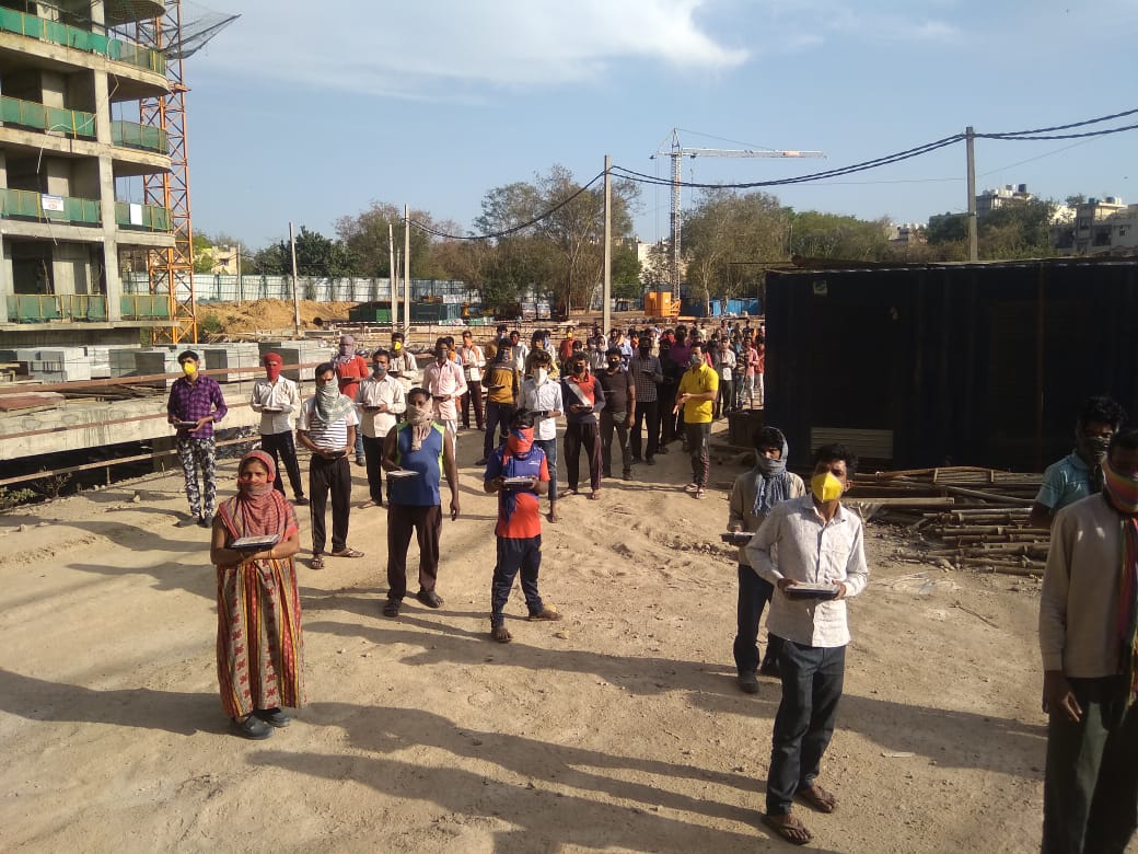 KundanKanskar's tweet photo. Thank you @M_Lekhi Mam for providing 🙏
@savechildbeggar Distributed 500 lunch packets to Construction Workers near Karol Bagh New Delhi. https://t.co/jmiyBb7lBc