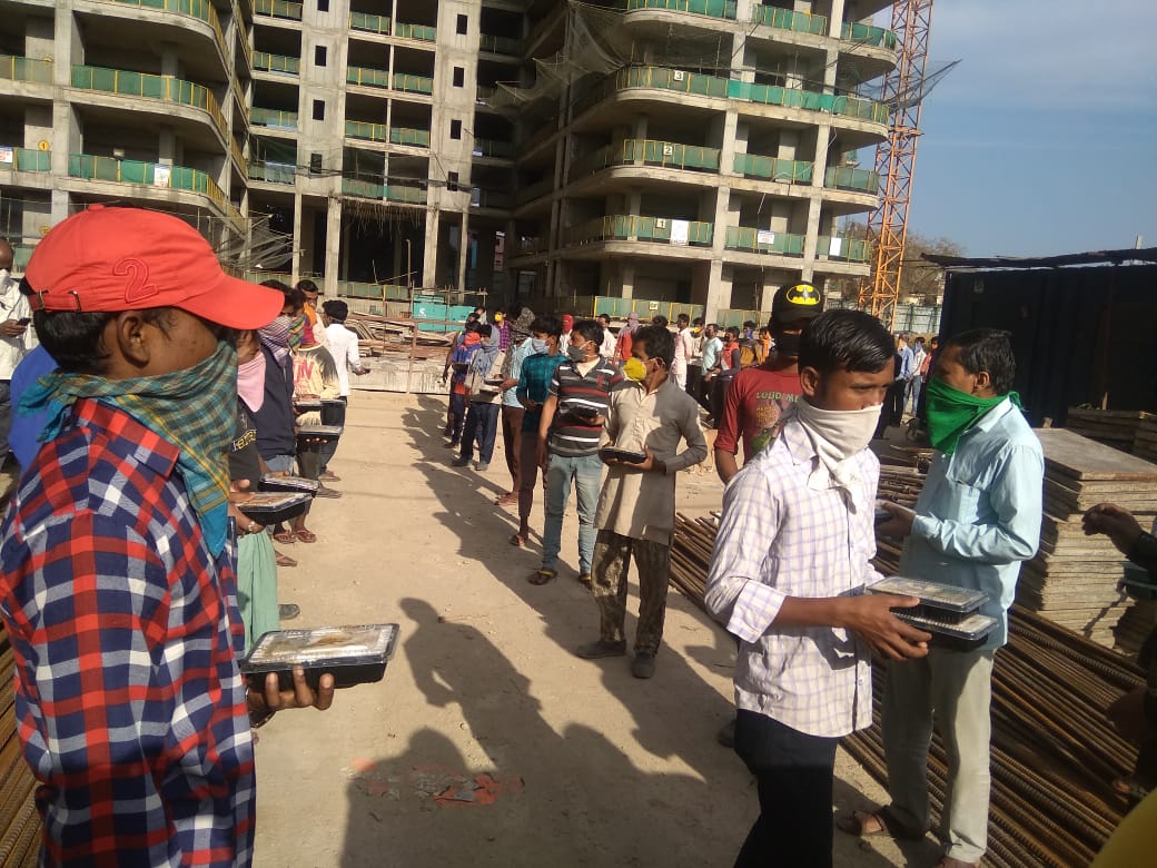 KundanKanskar's tweet photo. Thank you @M_Lekhi Mam for providing 🙏
@savechildbeggar Distributed 500 lunch packets to Construction Workers near Karol Bagh New Delhi. https://t.co/jmiyBb7lBc
