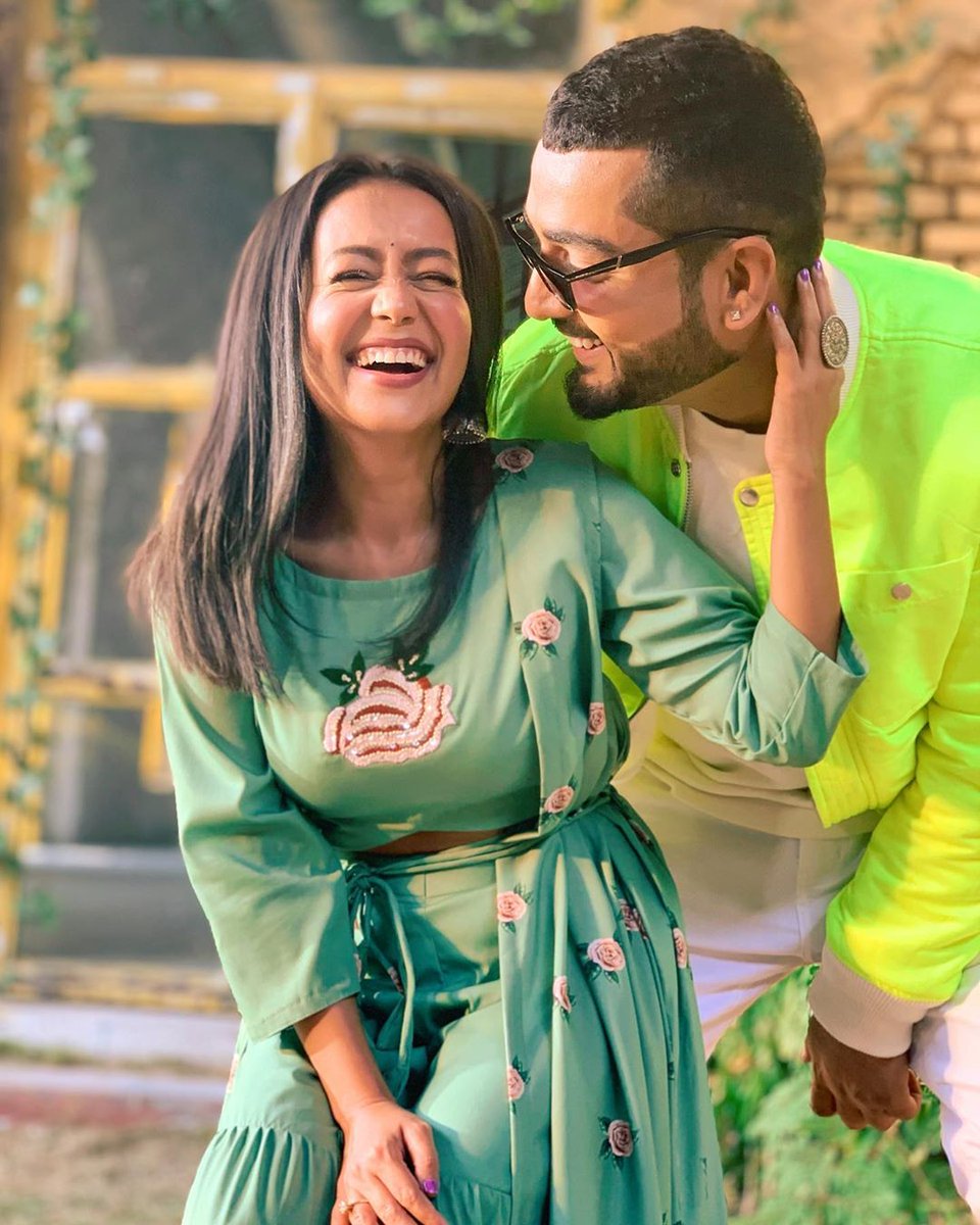 NeheartNandini's tweet photo. This duo makes the song #JinkeLiye more breathtaking! 😍😍
#JinkeLiyeByNehaKakkar https://t.co/I199crB9vy