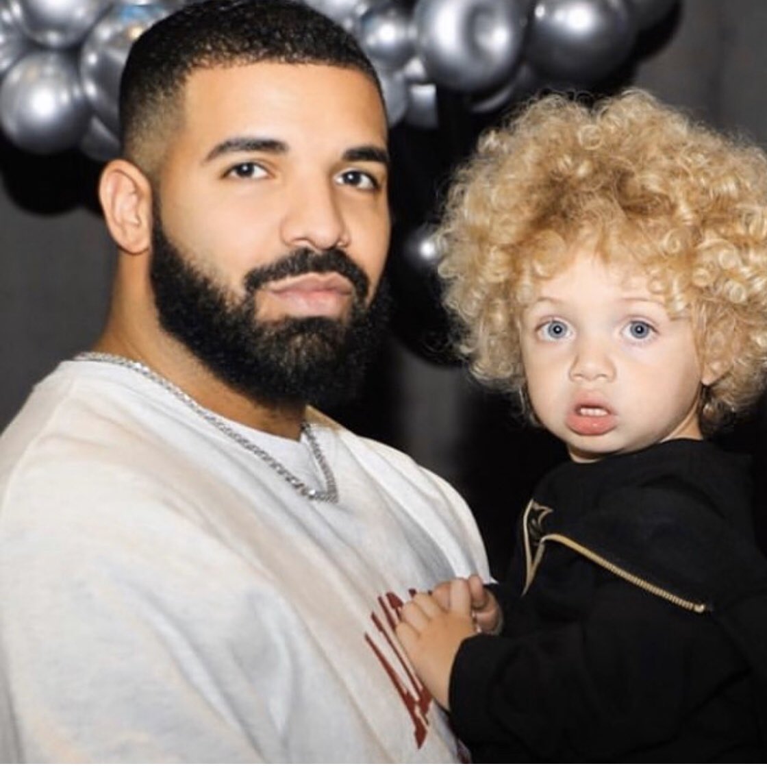BabyfeverU's tweet photo. Drake finally post a picture of his son. https://t.co/3Mls4lTeff