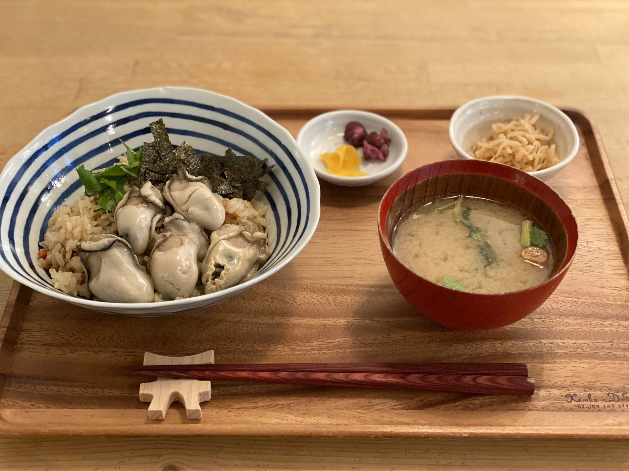 ホテル宮島別荘 En Twitter 宮島の中にあるお食事処 みやじま食堂 についてご紹介 メニューには穴子飯や カキフライなど宮島の名物が沢山用意されています 写真は牡蠣めし定食 プリプリの牡蠣がとても美味でした 宮島に来られた際には 是非足を運んで