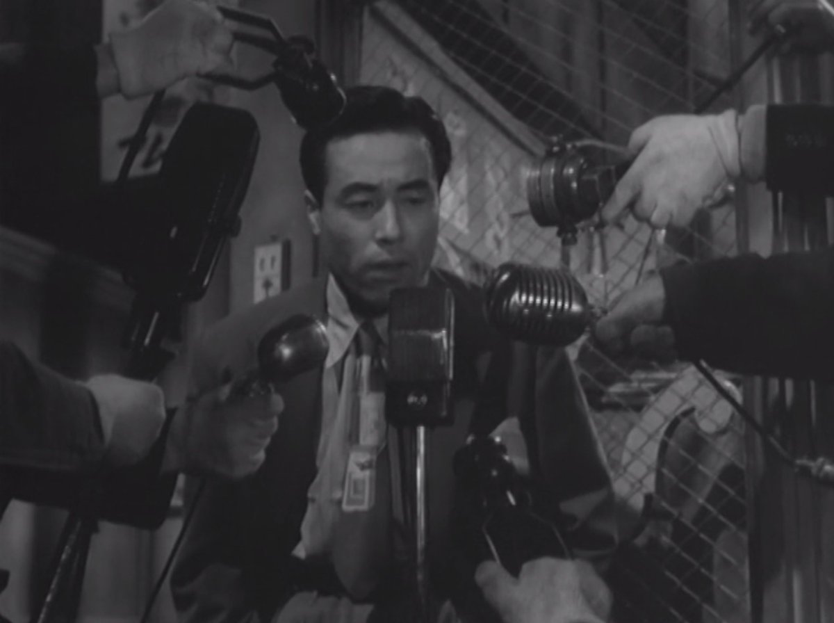Ainda assim, Kurosawa imprime personalidade ao filme através de seus característicos movimentos de câmera (e dos atores) e de suas composições marcantes, tornando O Escândalo um filme interessante mesmo quando seu roteiro pouco oferece.