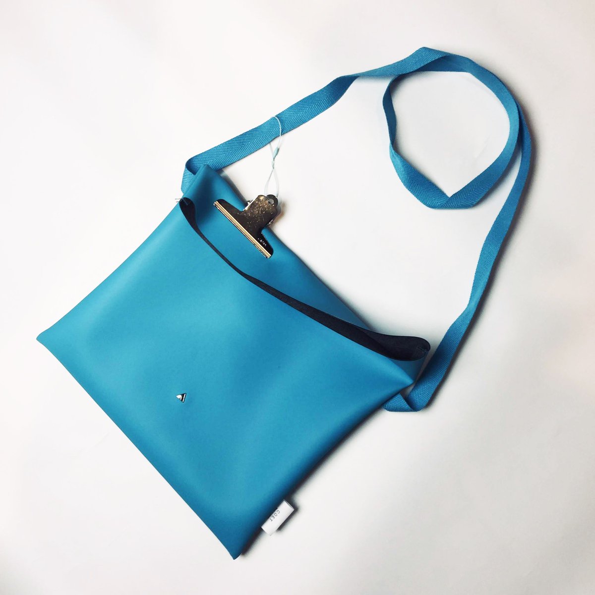 3月31日（火）まで『COET POP-UP FAIR』を開催中。 
「装飾を捨てた後の美しさ」をコンセプトに掲げるバッグブランド・COETのサコッシュやがま口ポーチといった人気アイテムを販売しています。
<a href="/sheis_jp/">She is</a> と共同制作したPCケースや  @CINRASTORE と開発したリュックも。
mado.cinra.net/event/coetpop-…