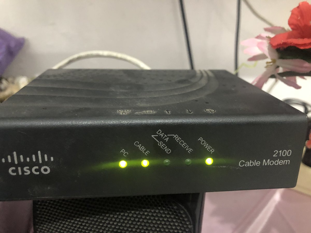 yulaandaa's tweet photo. @FirstMediaCares @FirstMediaCares nih yaa liat sendiri aja hasil colok LAN, liat juga yaa itu lampu send receive ga nyala2. Udahalah datengin teknisi aja dr tgl 19 yaa telp request panggil teknisi tp ga dateng2. BHAYYYYYYYYY https://t.co/IgW4cc7riq