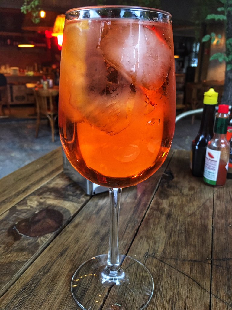 Hace unas semanas estuvimos en <a href="/balboamx/">Balboa Pizzeria</a> y probamos algo de su deliciosa carta
- Pizza Bilbao acompañada de un Aperol Spritz y una bebida con tequila que ya no recordamos el nombre 😋
De entrada pedimos pan de ajo con queso.
Todo riquísimo y bien servido
#FoodiesEnCDMX #Foodies