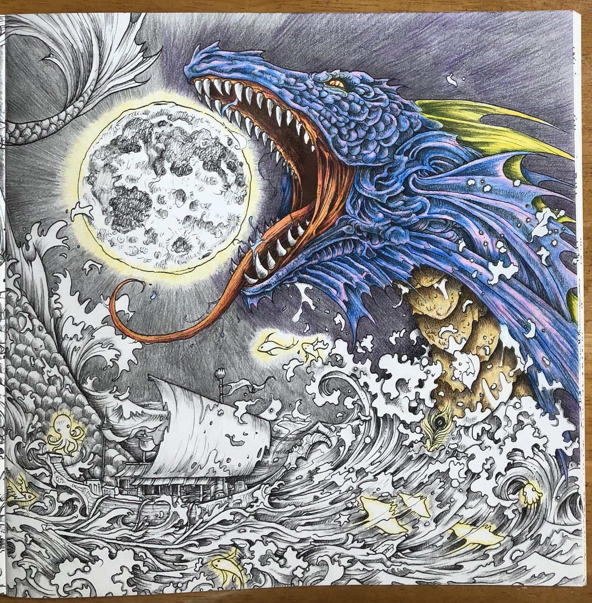 ドリス 幻獣塗り絵mythomotphiaの海龍バクナワを塗り進めています 口 背びれ 蛇腹の色を決め 立体感を出していきます どこも2 3色塗り重ねているので24色セットでも複雑な色が出せています 大人の塗り絵 コーリン 色鉛筆 ドリス 幻獣塗り絵mythomotphiaの海龍バクナワを塗り進めています 口 背びれ 蛇腹の色を決め 立体感を出していきます どこも2 3色塗り重ねているので24色セットでも複雑な色が出せています 大人の塗り絵 コーリン 色鉛筆
