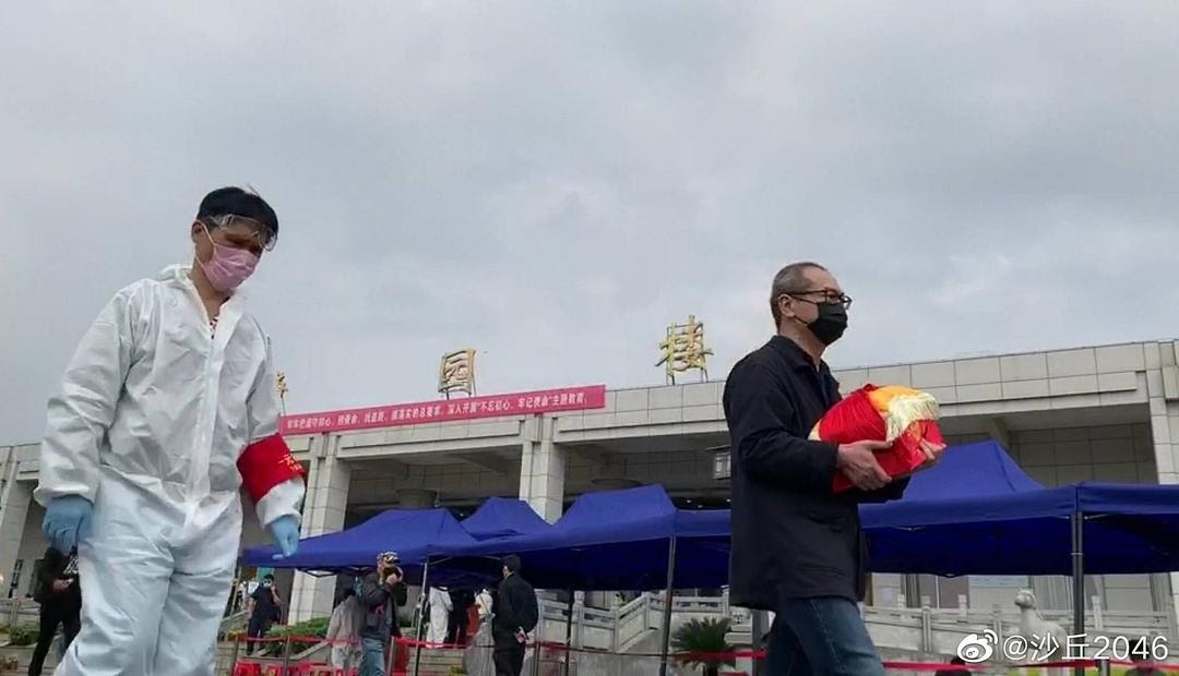humansofwuhan's tweet photo. Many people in Wuhan never had the chance to say goodbye to their loved ones who died from #COVID19. Now the worst is behind Wuhan, people can finally go to claim the ashes. No cries or dirge. They were just getting their loved ones home.

Photo credits to 沙丘2046 from weibo https://t.co/yJpjGoIzjg
