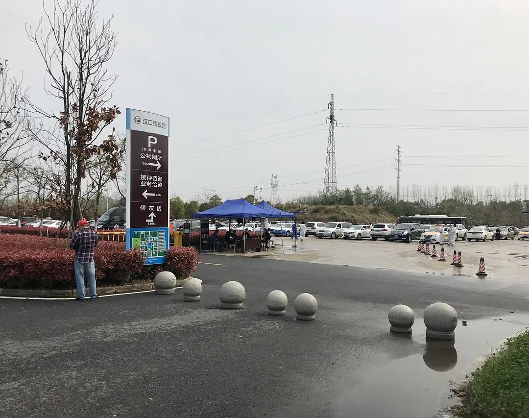 humansofwuhan's tweet photo. Many people in Wuhan never had the chance to say goodbye to their loved ones who died from #COVID19. Now the worst is behind Wuhan, people can finally go to claim the ashes. No cries or dirge. They were just getting their loved ones home.

Photo credits to 沙丘2046 from weibo https://t.co/yJpjGoIzjg