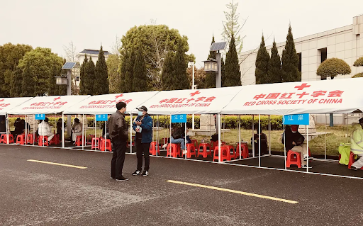 humansofwuhan's tweet photo. Many people in Wuhan never had the chance to say goodbye to their loved ones who died from #COVID19. Now the worst is behind Wuhan, people can finally go to claim the ashes. No cries or dirge. They were just getting their loved ones home.

Photo credits to 沙丘2046 from weibo https://t.co/yJpjGoIzjg