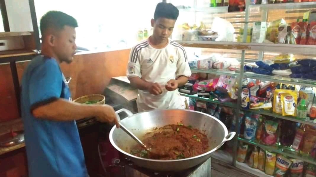 Tawassul adalah salah satu kegiatan sebelum buka puasa sunnah hari kamis Santri *Ruhama Hidayatullah* salah satu binaan kami, Lembaga Amil Zakat Nasional (LAZNAS) Baitul Maal Hidayatullah (BMH).