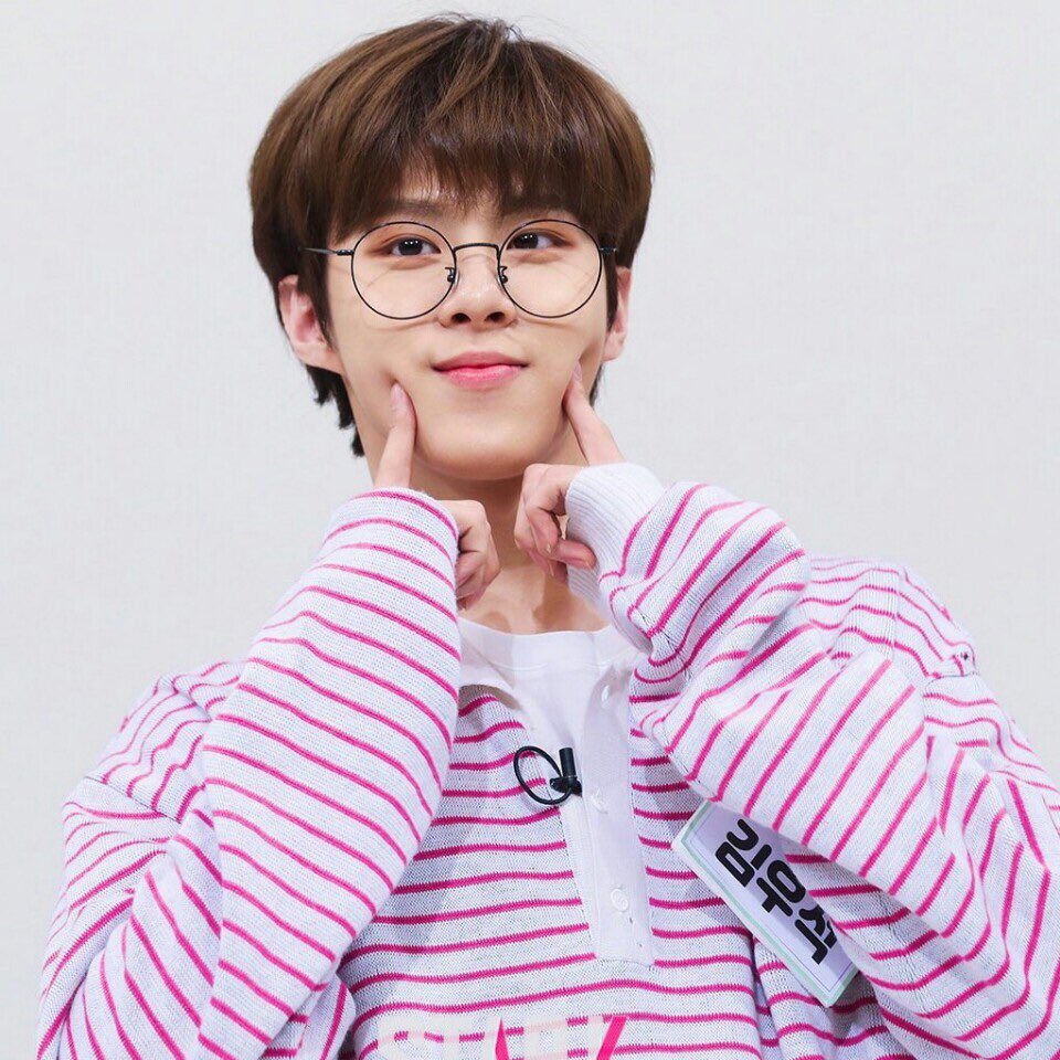IDOL_GLASSES_S's tweet photo. +)"안경이 잘어울리는 아이돌하면 김우석이죠" https://t.co/hVKH9iqtCM