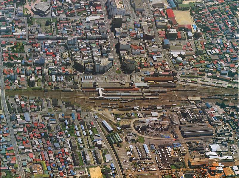 Twitter पर 香澄堂書店 1980年頃の山形駅周辺の航空写真 画像上部が東口 駅前に百貨店ニチイ その先に十字屋 ダイエー 下部の西口左側に国鉄職員宿舎や研修所など 右側はほぼ東ソーの敷地 ふるさと旋回 山形県航空写真地図1981年 山形新聞社刊より