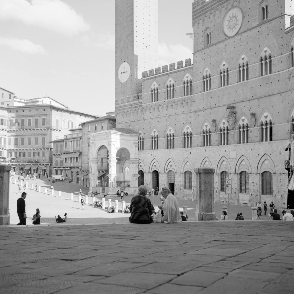 scottmicciche's tweet photo. Piazza del Campo, Siena ... #rolleiflex35f #75mm #planar #ilford #ilfordfilm #hp5plus #fa1027 #mediumformat #sixbysix #agameoftones #siena #toscana #italia #analogvibes #travelphotography #istillshootfilm #filmisnotdead #believeinfilm https://t.co/rr9nO9tZiy https://t.co/jruICQWVa9