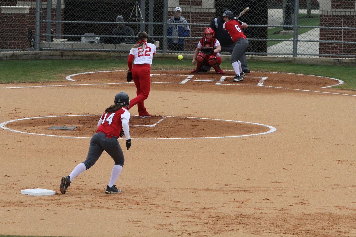 lib_yenger's tweet photo. @DevDevBrown @k_bird07 @kelsey_winnett @claudiafratto @MerrittLexi Or another classic... after I pipe a pitch with an 0-2 count but they foul it off. 

*with an angry tone*

“Way up, be smart!!!!” 

That’s probably the most common, huh @yengmaster? 
#softballdadcommentary https://t.co/4nTVl30VCx