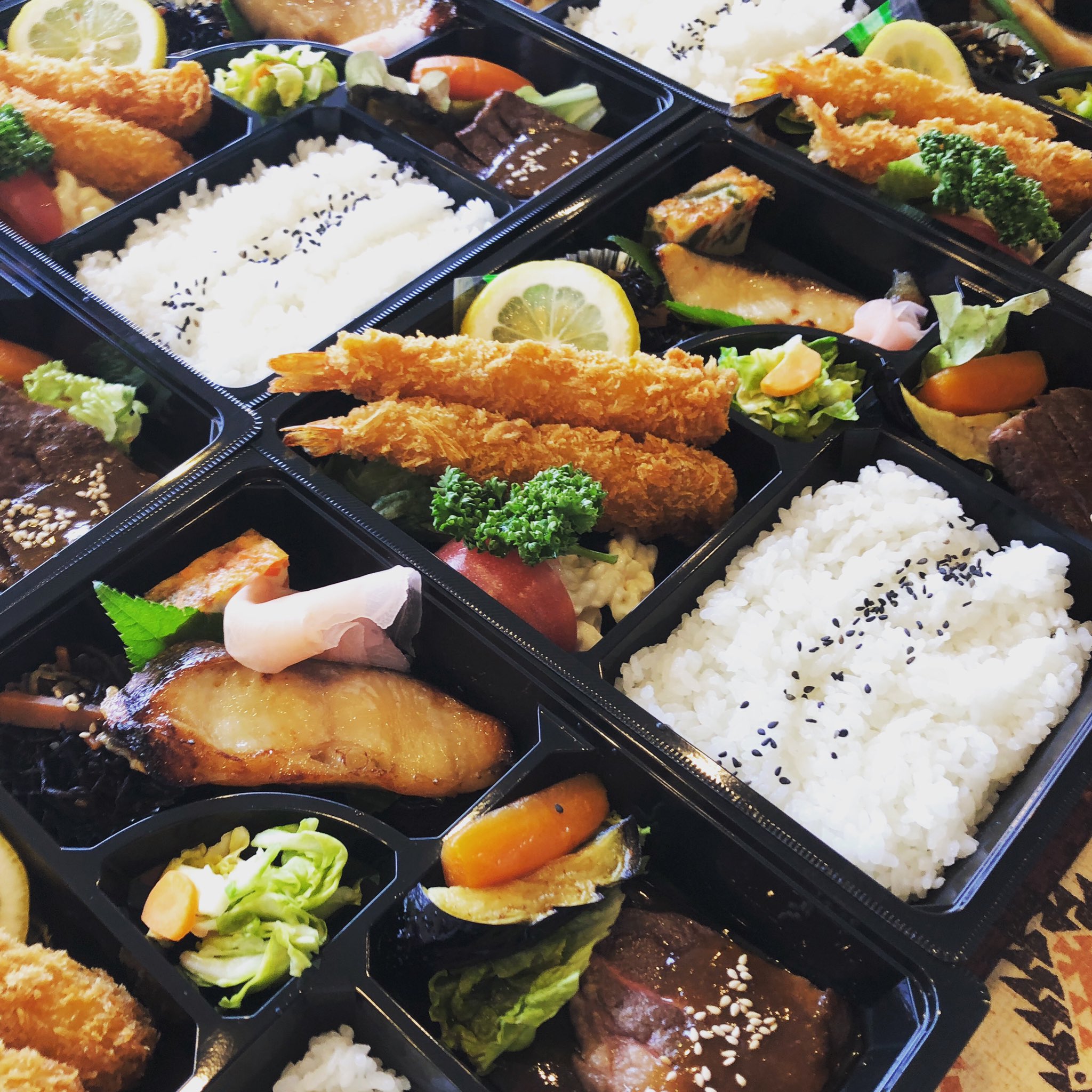 レストラン プライムリブ お持ち帰り用の松花堂弁当 ステーキ 銀鱈の西京焼き エビフライ 五目卵 マカロニサラダ 煮物 お新香 お吸い物 一品追加や肉のグレードアップもできますので電話 にて問い合わせしてみて下さい テイクアウト