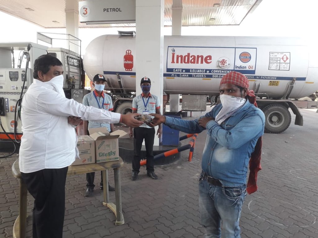 wb_IndianOil's tweet photo. There is no exercise better for the heart than reaching down and lifting people up. Our outlet, M/s Mahamaya Filling Station located on NH-2 is distributing free food packets to the truck drivers and needy. #StayHomeStaySafe #IndiaFightsCorona @IndianOilcl #FeedTheNeedy https://t.co/KjUoPzCsbk