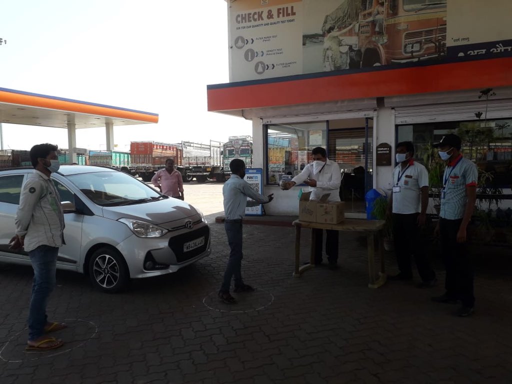 wb_IndianOil's tweet photo. There is no exercise better for the heart than reaching down and lifting people up. Our outlet, M/s Mahamaya Filling Station located on NH-2 is distributing free food packets to the truck drivers and needy. #StayHomeStaySafe #IndiaFightsCorona @IndianOilcl #FeedTheNeedy https://t.co/KjUoPzCsbk