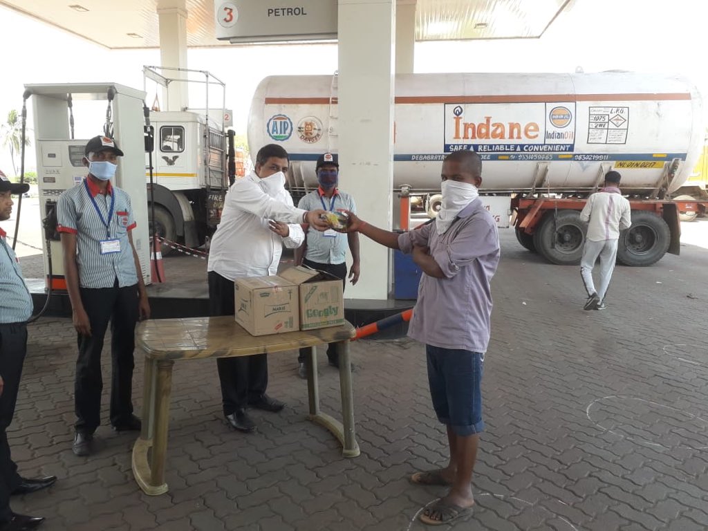 wb_IndianOil's tweet photo. There is no exercise better for the heart than reaching down and lifting people up. Our outlet, M/s Mahamaya Filling Station located on NH-2 is distributing free food packets to the truck drivers and needy. #StayHomeStaySafe #IndiaFightsCorona @IndianOilcl #FeedTheNeedy https://t.co/KjUoPzCsbk