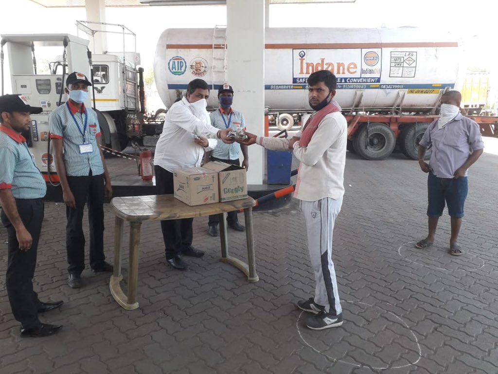 wb_IndianOil's tweet photo. There is no exercise better for the heart than reaching down and lifting people up. Our outlet, M/s Mahamaya Filling Station located on NH-2 is distributing free food packets to the truck drivers and needy. #StayHomeStaySafe #IndiaFightsCorona @IndianOilcl #FeedTheNeedy https://t.co/KjUoPzCsbk