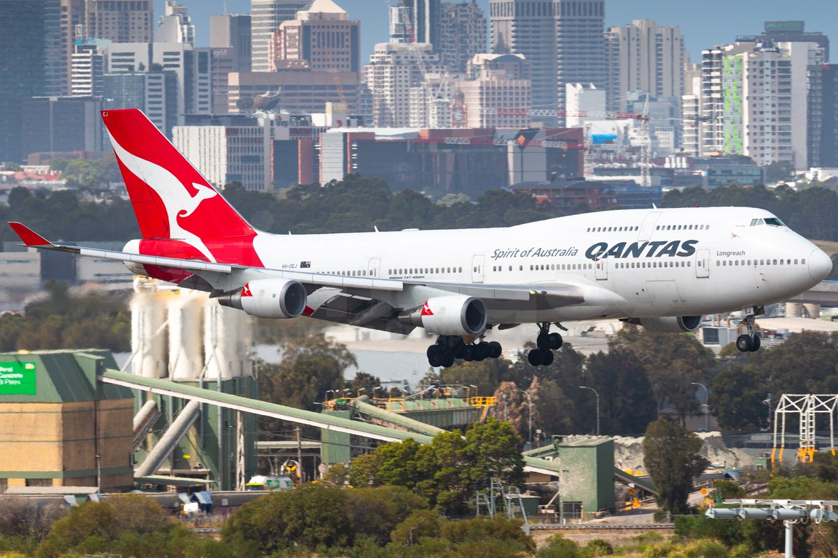@Qantas 747-438(ER) VH-OEJ approaches @SydneyAirport's runway 16R after the long haul from @ortambo_int.

v1images.com/product/qantas…

@v1images @Boeing @BoeingAirplanes