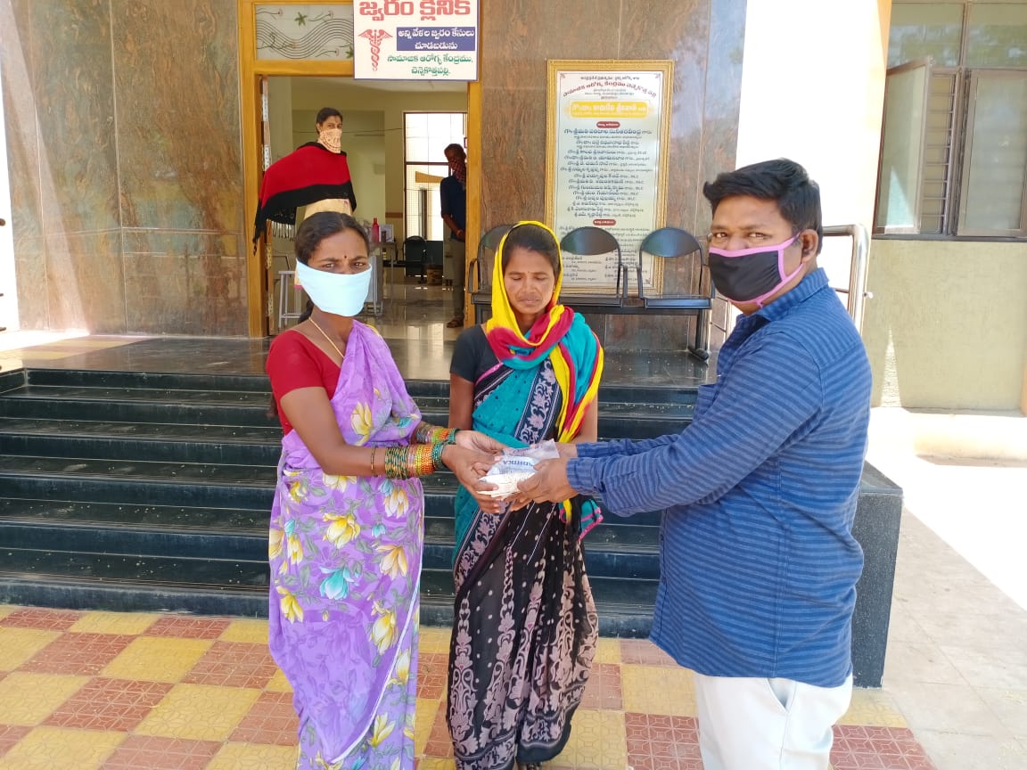 BKurnool1's tweet photo. Distribution of Food and Water to poor people admitted in Hospitals by Baba Bharatgas Gramin Vitrak CKPalli Anantapur @BPCLimited  @PeethambarantT @vijaytilak1 @Dhanapals6  @34Prabhu @BKurnool1 @shiva8953 @rajmohan2843 @ananthbpcl

#CoronaStopKaroNa and #StayHomeStaySafe https://t.co/myvEYYsMee