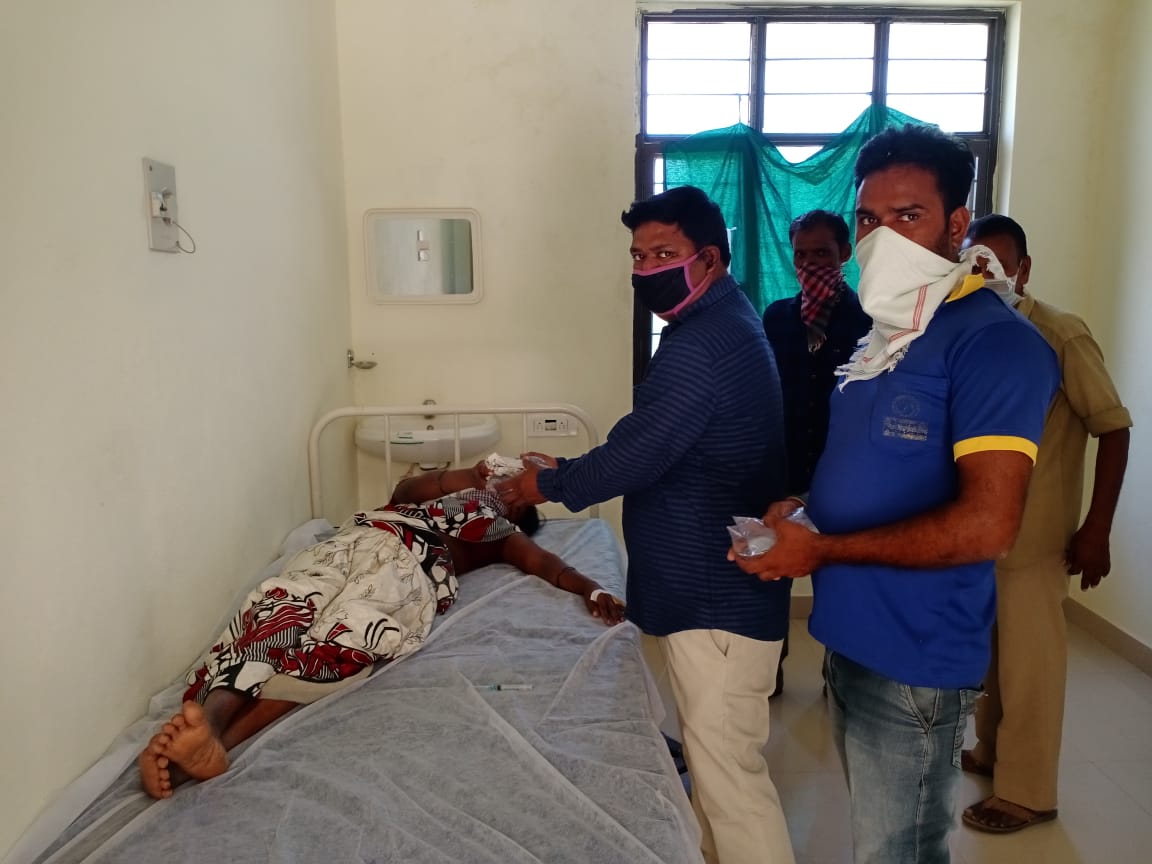 BKurnool1's tweet photo. Distribution of Food and Water to poor people admitted in Hospitals by Baba Bharatgas Gramin Vitrak CKPalli Anantapur @BPCLimited  @PeethambarantT @vijaytilak1 @Dhanapals6  @34Prabhu @BKurnool1 @shiva8953 @rajmohan2843 @ananthbpcl

#CoronaStopKaroNa and #StayHomeStaySafe https://t.co/myvEYYsMee